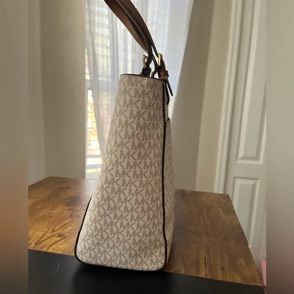 Michael Kors Brown & Cream Laptop Purse - Picture 11 of 16